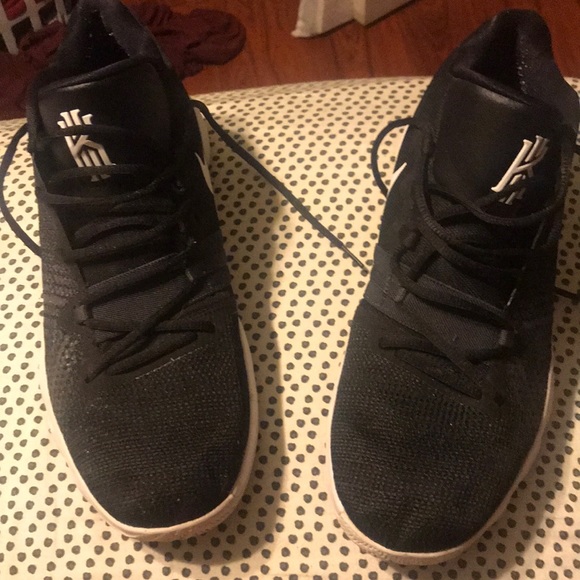 Nike Kyrie - Picture 1 of 2